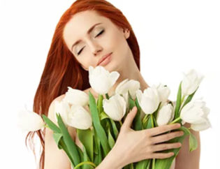 kobieta z kwiatami